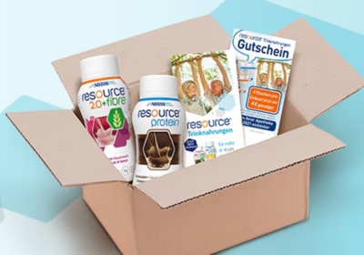 Offener Karton mit Resource Trinknahrungsprodukten und Gutschein.