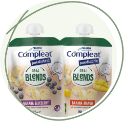 Zwei Nestlé Compleat Pediatric Oral Blends Quetschbeutel mit den Sorten Banane-Blaubeere und Banane-Mango.