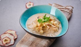 Zwiebelsuppe mit Apfelstiften und Buttercroutons