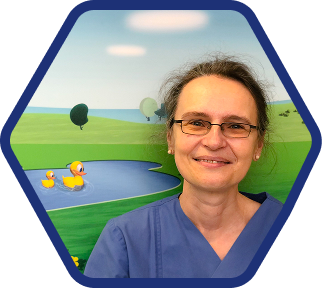 Porträtfoto von Irena Neustädter in sechseckigem Rahmen.