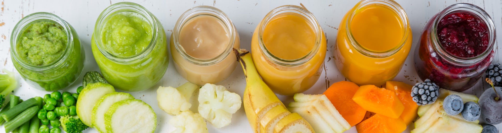 Gläschen mit Frucht- und Gemüsepürees, sortiert nach Farbe